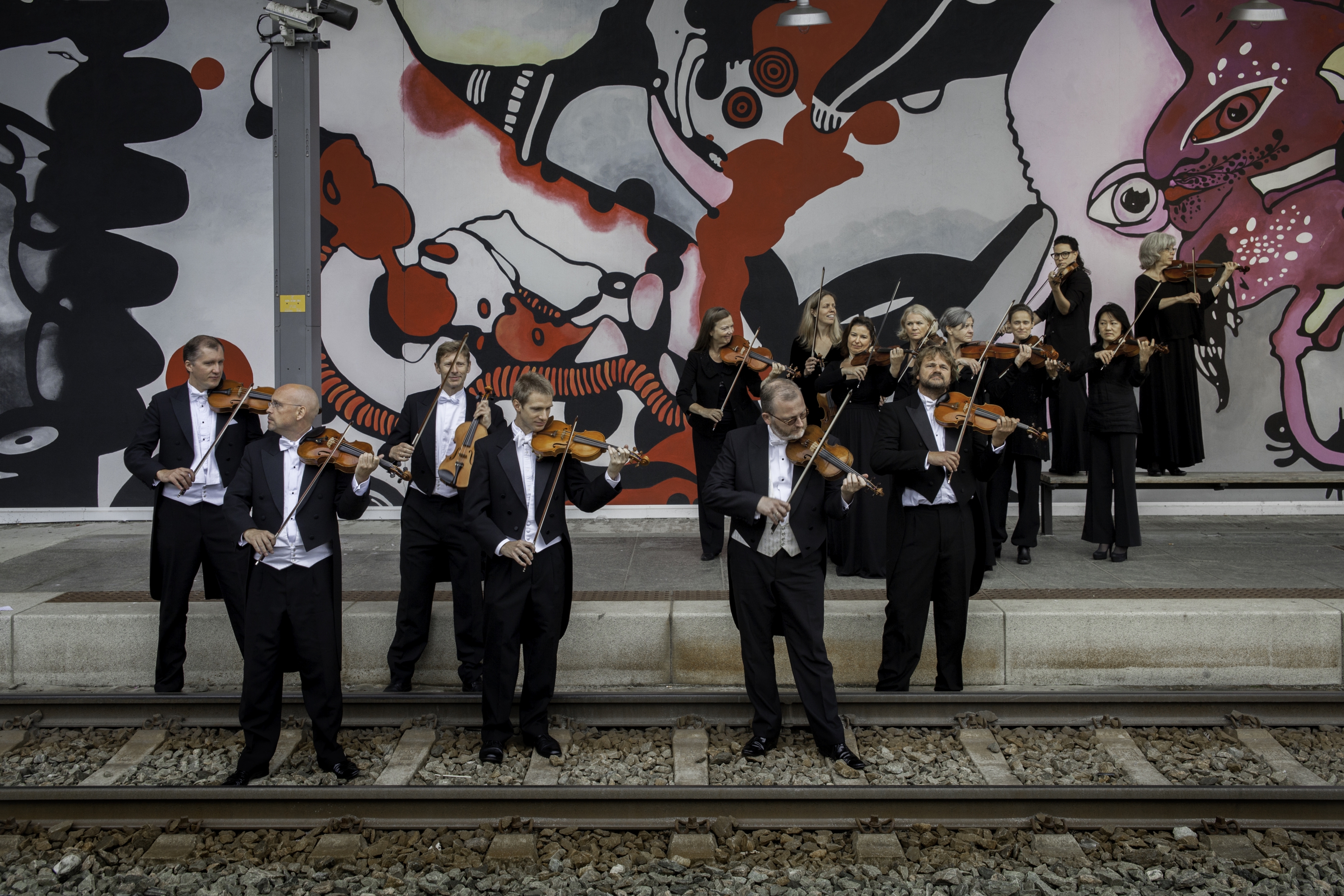 Foerstefiolingruppa Paa Fantoft Med Grafittibakgrunn Foto Oddleiv Apneseth (1) (1)