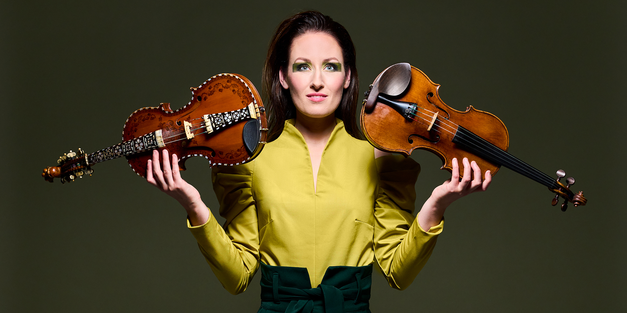 Med hardingfela i en hånd og fiolinen i den andre