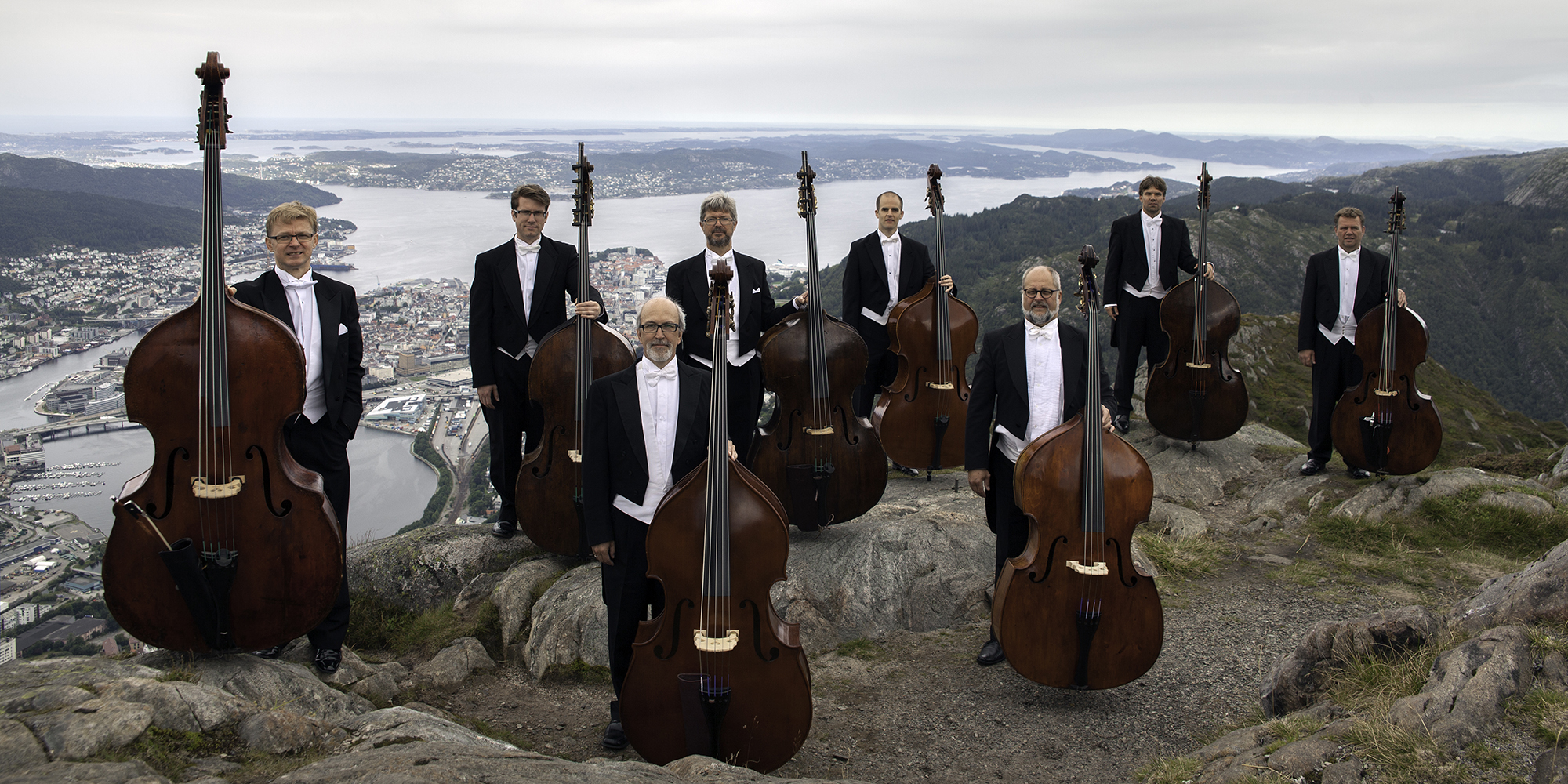 Kontrabassgruppa På Ulriken Med Utsikt Over Bergen. Foto Oddleiv Apneseth Web